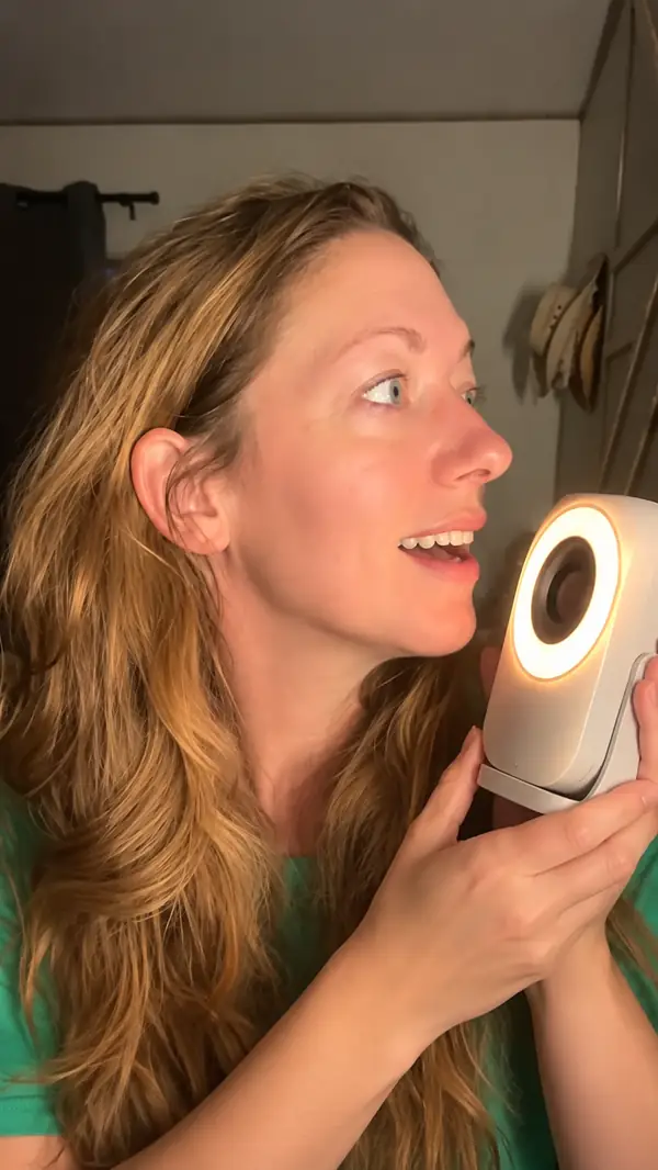 Beauty-Creator präsentiert ein Produkt in einem Nahaufnahmevideo