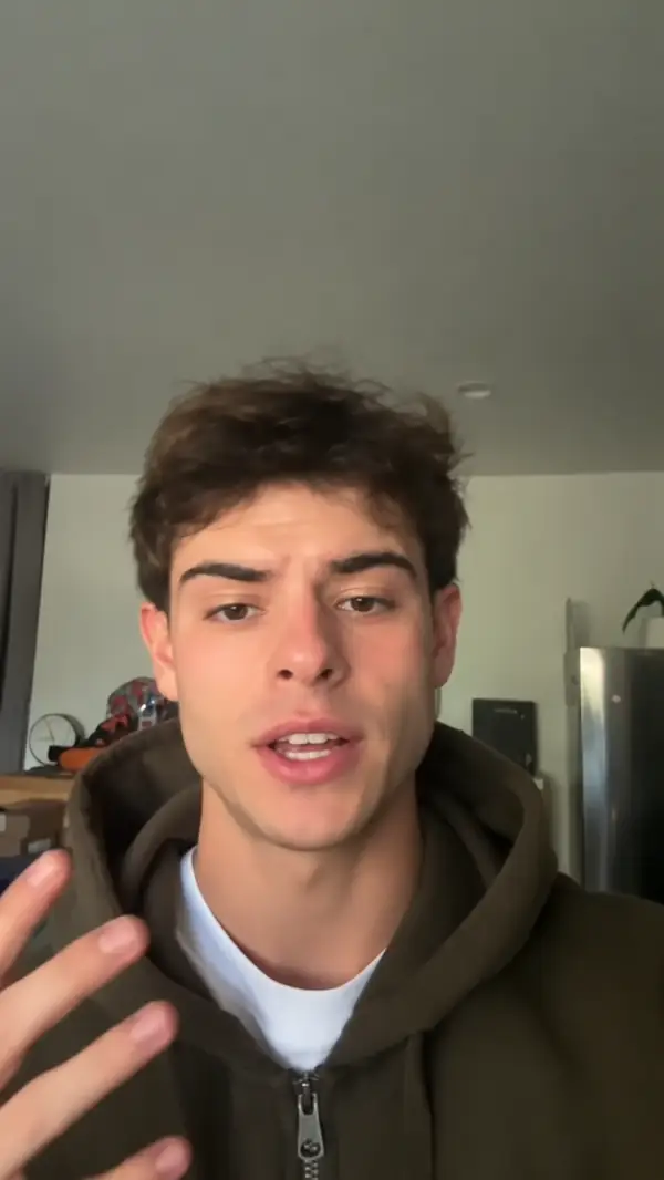Creator spricht in einem lockeren Social-Media-Video direkt in die Kamera