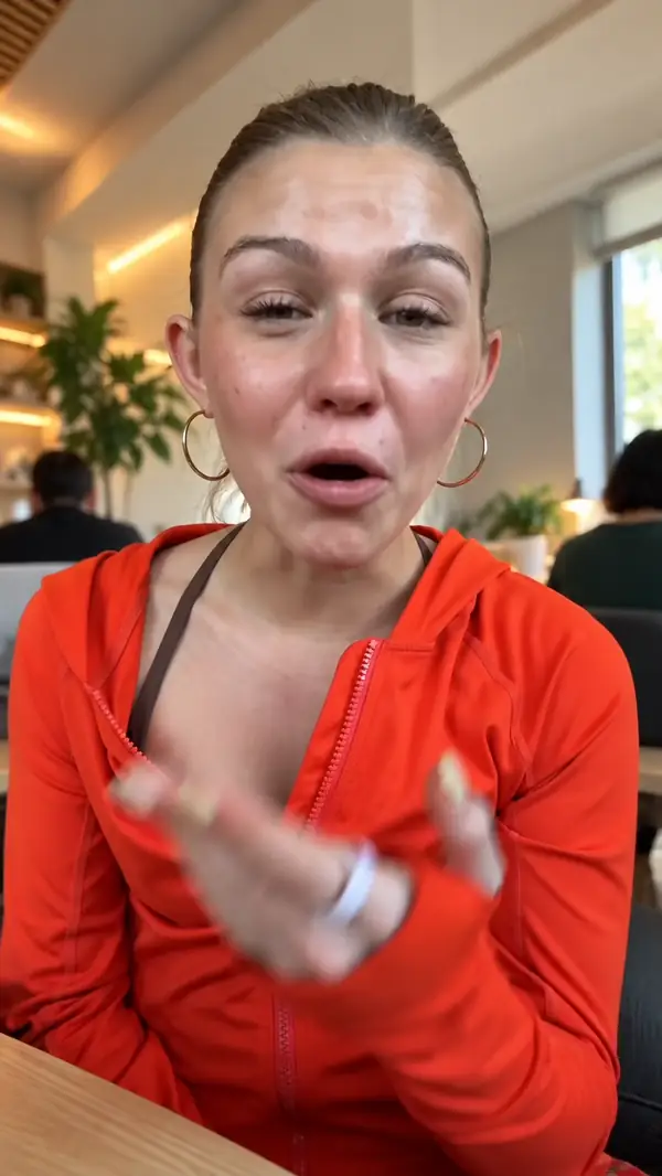Creator in einem leuchtend roten Oberteil spricht in die Kamera